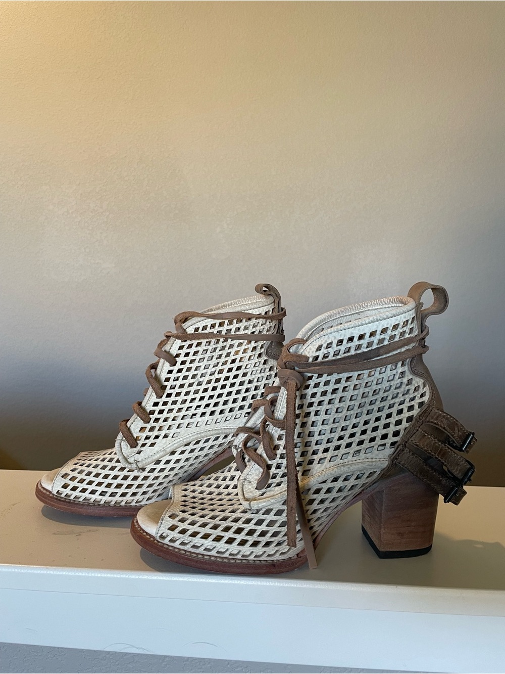FREEBIRD Benni White and Tan Leather Size 7 Open-Weave Block Heel Sandals